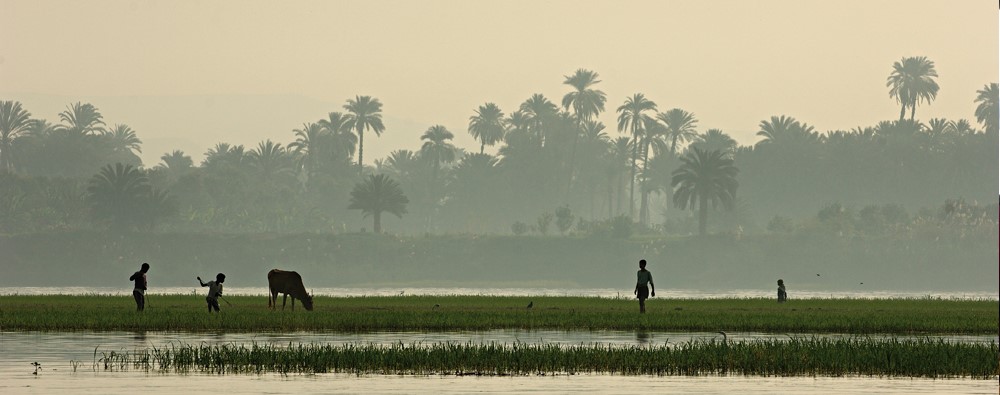 En bild på människor vid Nilens kant