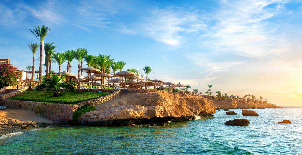 En bild på ett hotell sett från vattnet i Sharm el Sheikh
