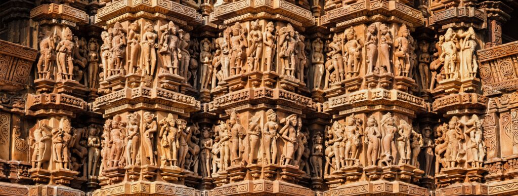 En bild på skulpturer på ett tempel i Khajuraho