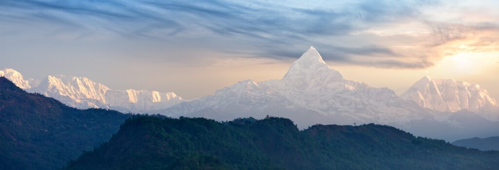 En bild på soluppgång över Himalaya