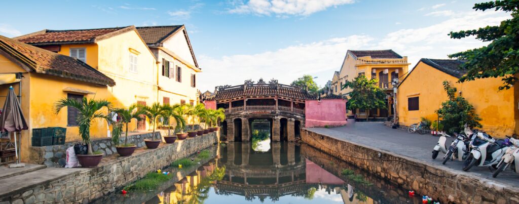 En bild på Japanese Cavered Bridge - rundreiser til Vietnam