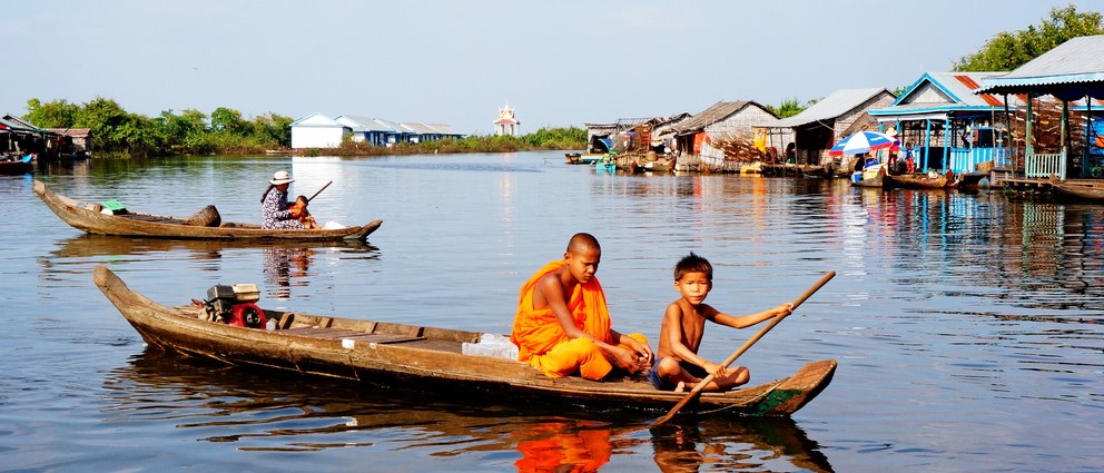 En bild på två pojkar i en båt på Mekongfloden