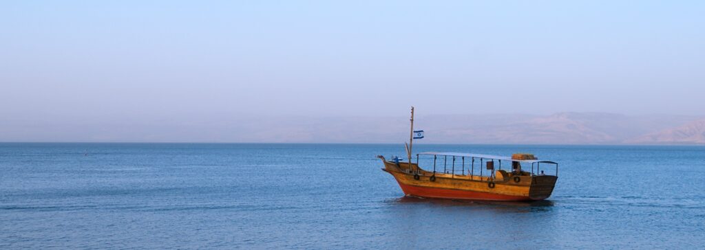 En bild på en båt på Genesarets sjö