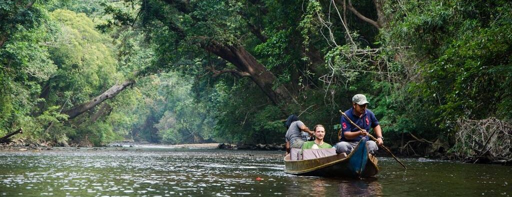 En bild på män i en båt på en flod