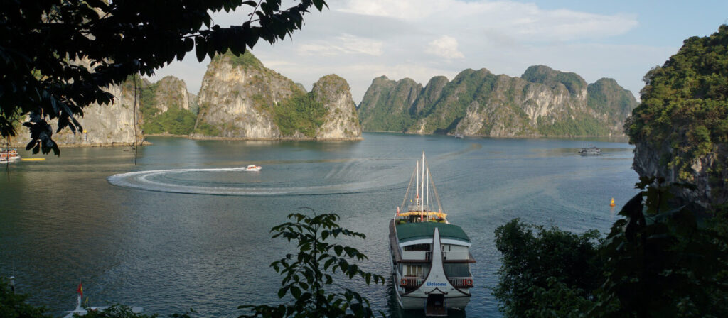 En bild på en båt i Halong Bay