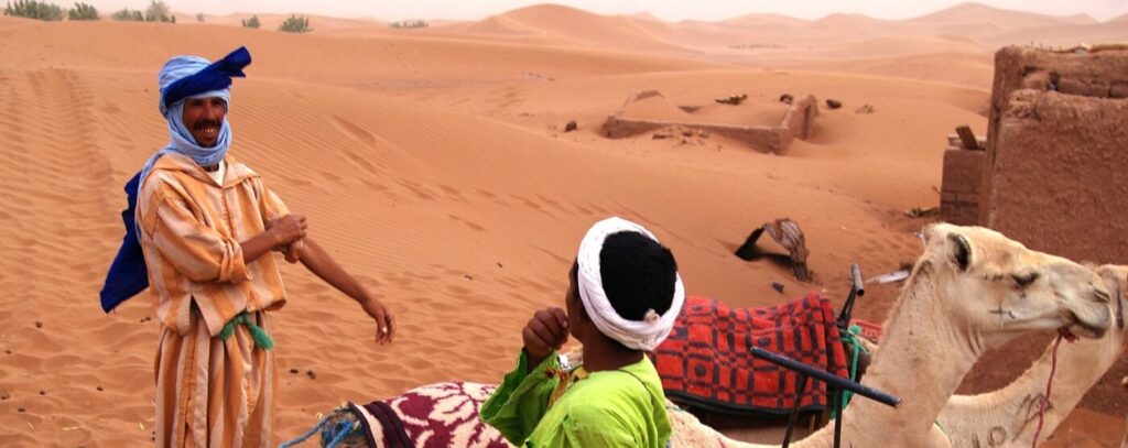 En bild på beduiner i öknen