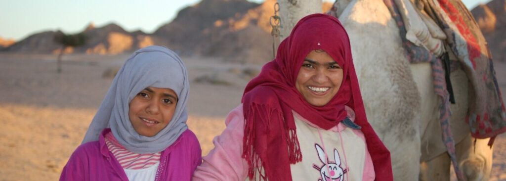 En bild på två flickor i Egypten
